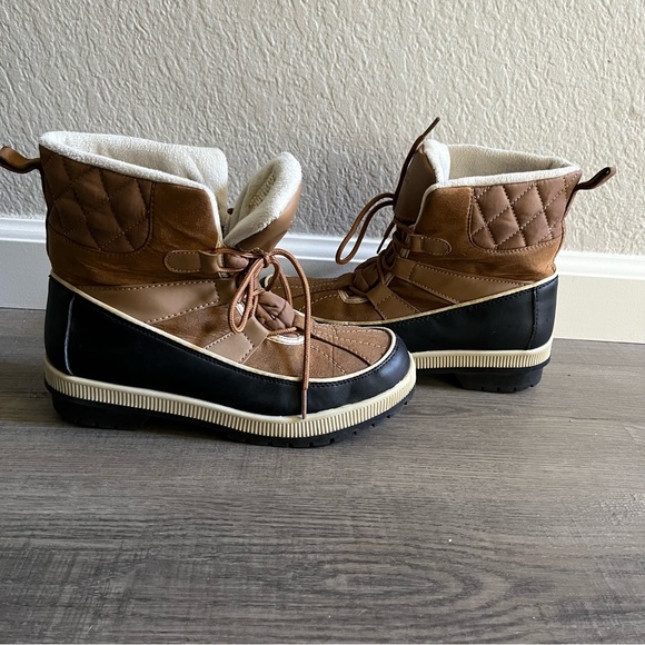 Totes woman’s Laurie Quilted Lace Up Waterproof Rain Ankle Boot Tan Black 8 - Picture 1 of 8